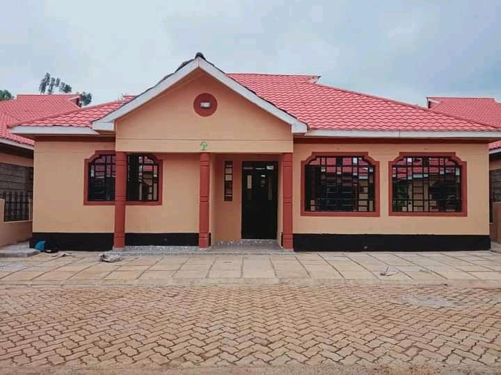 3 bedroom houses all en-suite  for sale in Kenyatta road touching the tarmac _very spacious /selling for 6 m